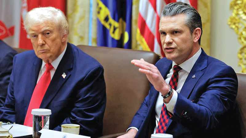 وزير الحرب الأميركي يتحدث في مؤتمر صحافي بحضور ترامب. رويترز