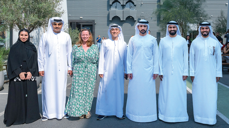 حمدان بن محمد خلال جولته في «السركال أفنيو». من المصدر