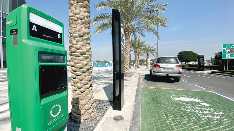 ارتفاع سعر وثيقة التأمين على السيارات الكهربائية من أبرز التحديات لمالكيها.  تصوير: باتريك كاستيلو