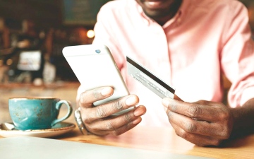 الصورة: دراسة: 80% من السكان بالإمارات يفضّلون الشراء عبر الهاتف