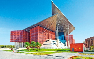 الصورة: محتالون يستولون على 439 ألف درهم برسالة بنكية مزورة