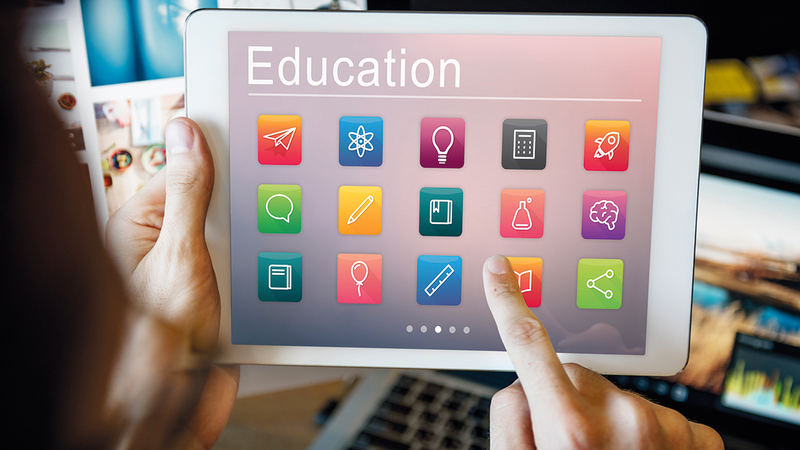 محدودية إلمام أولياء الأمور بالمنصات الإلكترونية تؤخر تحسين القرارات التربوية. أرشيفية