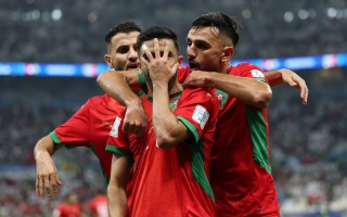 الصورة: المغرب ينتزع الصدارة من السعودية في &laquo;القمة الكبيرة&raquo;.. ويتأهلان معاً