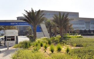 الصورة: متبرعة تساعد &laquo;أم مجد&raquo; على تجديد بطاقة التأمين الصحي