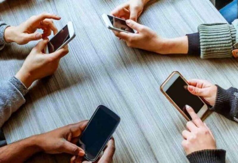 خبراء يتوقعون «موته» قريباً .. ماذا يُعدُّ لنا العلماء بديلاً للهاتف الذكي ؟