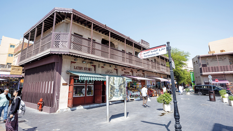 المبنى كان مكوناً من طابق أرضي يضم محالّ تجارية ومن طابق علوي يُعرف باسم «الوكالة» أو «الخان». تصوير: يوسف الهرمودي