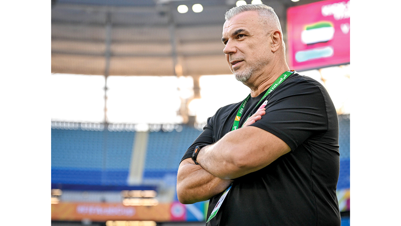 مدرب المنتخب أولاريو كوزمين. من المصدر