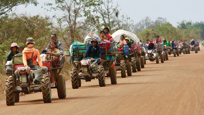 كمبوديون فارّون من المعارك يتوجهون إلى أماكن آمنة. إي.بي.إيه