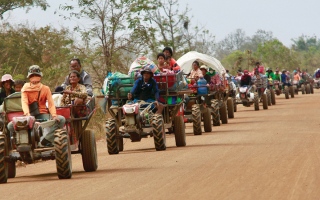 الصورة: إجلاء 100 ألف كمبودي من مناطق حدودية مع تايلاند