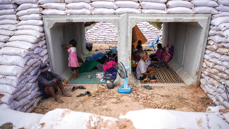 أشخاص يحتمون داخل مخبأ وسط الاشتباكات. رويترز