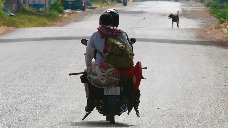 أحد الفارّين على دراجة نارية يحمل معه ما أمكن من مستلزماته. إي.بي.إيه