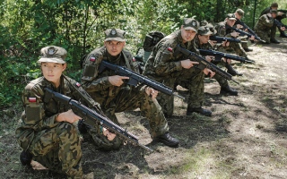 الصورة: البولنديون يستعدون لخطر الحرب المتزايد بالتدريب والتحصينات الدفاعية