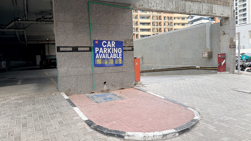 مُلاك ومستأجرون أكدوا أن المواقف في الأصل كانت مخصصة للسكان قبل أن تؤجرها إدارة المبنى لمكاتب تجارية. الإمارات اليوم