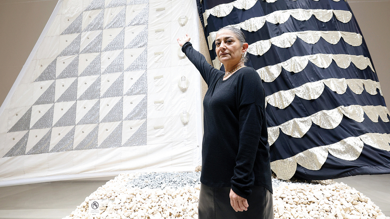 غادة خنجي: أهتم بإعادة التدوير في الفن، وإبراز الجانبين الأنثوي والذكوري في الحياة، وهذا «المعرض» يشكّل تجربة مميزة لأنه يجمع أنماطاً فنية متعددة من دول الخليج.