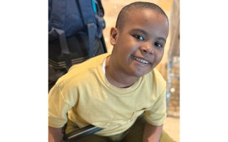 الصورة: &laquo;أم حميد&raquo; تحتاج إلى 71.3 ألف درهم لعلاج طفلها الوحيد