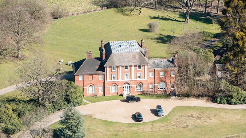 العائلة فرضت منطقة حظر بطول 2.3 ميل حول «فورست لودج». أرشيفية