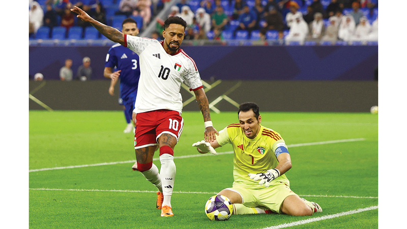 مهاجم المنتخب الوطني كايو لوكاس يحاول الوصول إلى الكرة قبل الحارس الكويتي خالد الرشيدي. رويترز