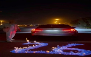 الصورة: شرطة دبي تضبط شاباً احتفل بعيد ميلاده بإشعال النار على شارع عام