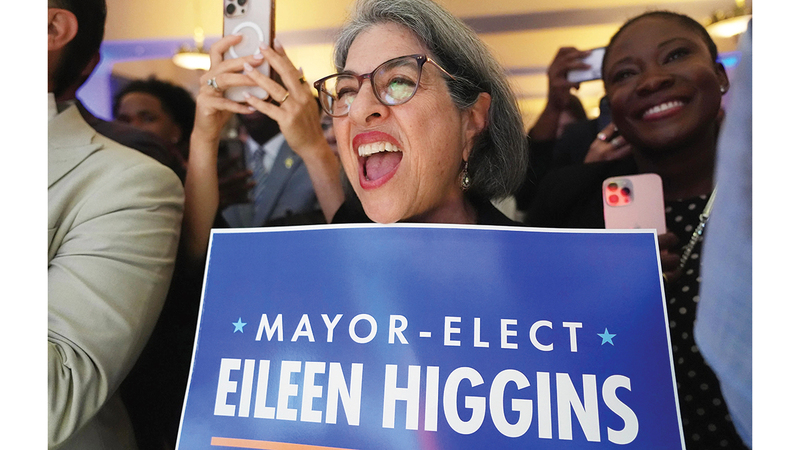 إحدى مؤيدات هيغينز خلال الاحتفال بفوز العمدة الجديدة. أرشيفية