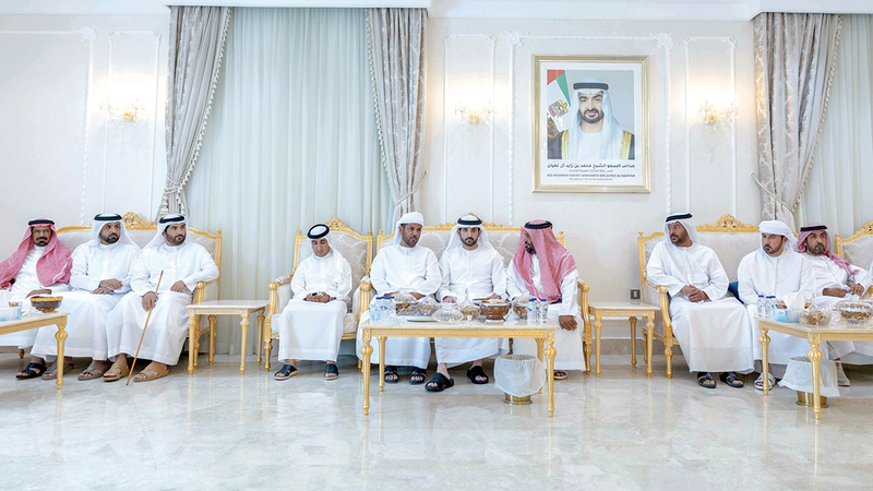 حمدان بن محمد خلال تقديمه واجب العزاء. وام