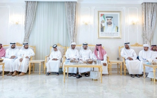 الصورة: حمدان بن محمد يقدّم واجب العزاء في وفاة عتيق محمد المهيري