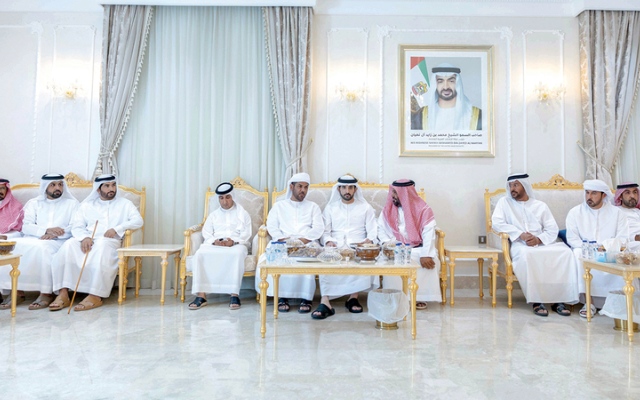 الصورة: حمدان بن محمد يقدّم واجب العزاء في وفاة عتيق محمد المهيري