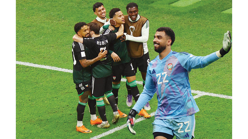 فرحة عارمة للاعبي المنتخب الوطني بعد الفوز على الجزائر. رويترز