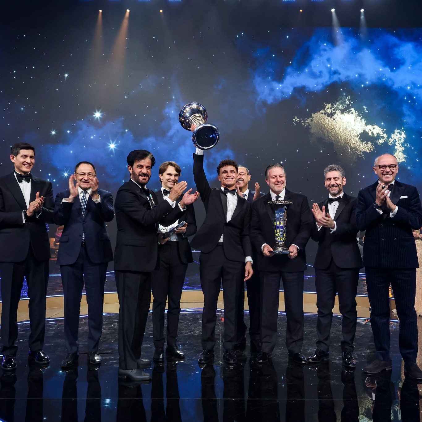 نوريس يتسلم كأس بطولة العالم لفورمولا 1 وفرستابن يغيب للمرض