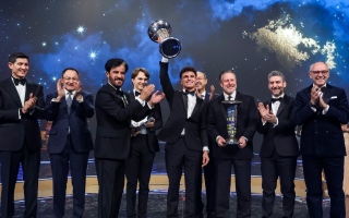 الصورة: نوريس يتسلم كأس بطولة العالم لفورمولا 1 وفرستابن يغيب للمرض