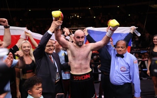 الصورة: غاسييف يتوج بلقب رابطة الملاكمة العالمية للوزن الثقيل بـ «ضربة قاضية» في دبي