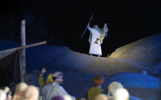 الصورة: مخرجو &laquo;المسرح الصحراوي&raquo; يشيدون بربط الفن بالتراث