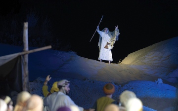 الصورة: مخرجو «المسرح الصحراوي» يشيدون بربط الفن بالتراث
