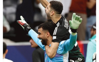 الصورة: المقبالي يفك «شفرة زجاجة» فريد شعال.. ويصنع التاريخ مع «الأبيض»