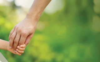 الصورة: منح حضانة الطفل مجهول النسب للأسر المقيمة في الدولة