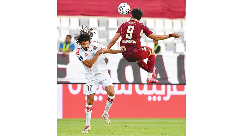 رضا غندي بور (يمين) ومحمد النني في محاولة للاستحواذ على الكرة. تصوير: إريك أرازاس