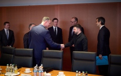 الصورة: زيلينسكي يتخلى عن طموح انضمام أوكرانيا لحلف الأطلسي مقابل ضمانات أمنية