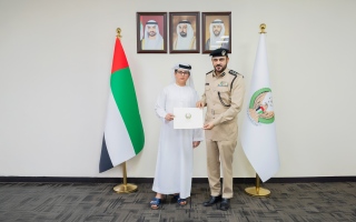 الصورة: طفل مواطن يبلغ عن حادث حريق مركبة.. والدفاع المدني يكرمه