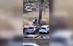 الصورة: مليون دولار تبرعات للسوري أحمد الأحمد بعد تصديه لمسلّح سيدني