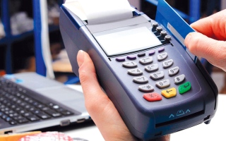الصورة: مستهلكون: متاجر ومؤسسات تفرض رسوماً إضافية عند الدفع ببطاقات الائتمان