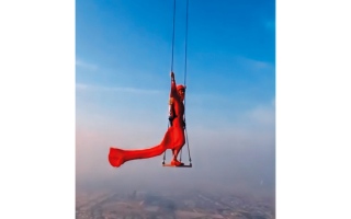 الصورة: &laquo;ذات الفستان الأحمر&raquo; على أرجوحة في سماء دبي