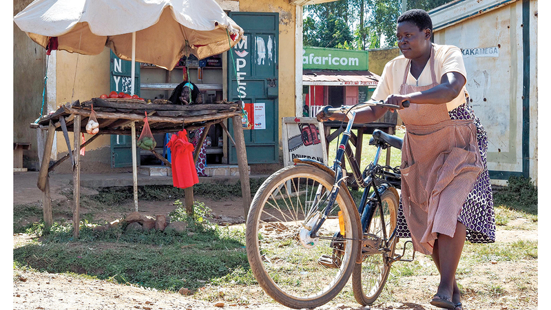 المنظمة تدعم النساء اللواتي يواجهن صعوبات في الوصول إلى المدارس عبر تزويدهن بالدراجات. من المصدر