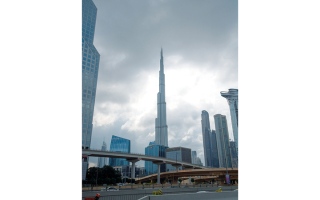 الصورة: برج خليفة يلامس الغيم