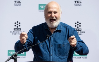 الصورة: اتهام ابن المخرج روب راينر بقتل أبيه وأمه في منزلهما بلوس أنجليس