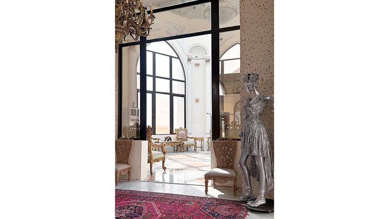 صاحب القصر استعان بفنانين لترميم اللوحات والتحف التي تعرضت للكسر. من المصدر