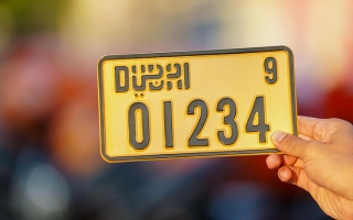 الصورة: &laquo;طرق دبي&raquo; تعتمد لوحة أمامية إضافية لدراجات توصيل الطلبات