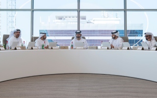 الصورة: منصور بن محمد يطّلع على خطة تنظيم الملاحة البحرية خلال ليلة رأس السنة