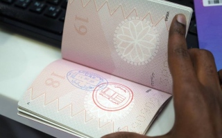 الصورة: استقبال المسافرين بختم "البحرين قلب وعين" في مطارات دبي