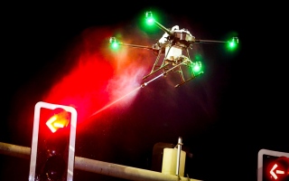 الصورة: "طرق دبي "تبدأ التشغيل التجريبي لتنظيف الإشارات الضوئية باستخدام تقنية الدرون