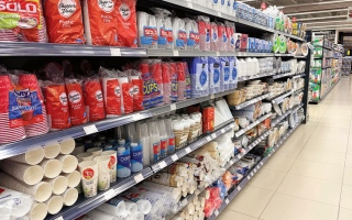 الصورة: اعتباراً من يناير 2026.. أدوات المائدة &laquo;البلاستيكية&raquo; خارج الأسواق المحلية