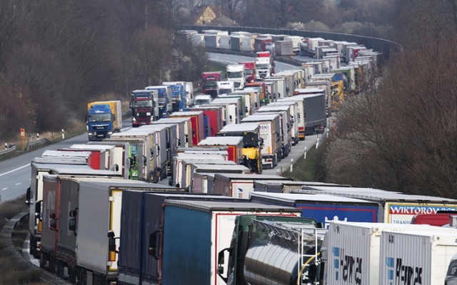 الصورة: تحذيرات من عدم قدرة قطاع النقل بالشاحنات في أوروبا على الوفاء بالتزاماته المناخية